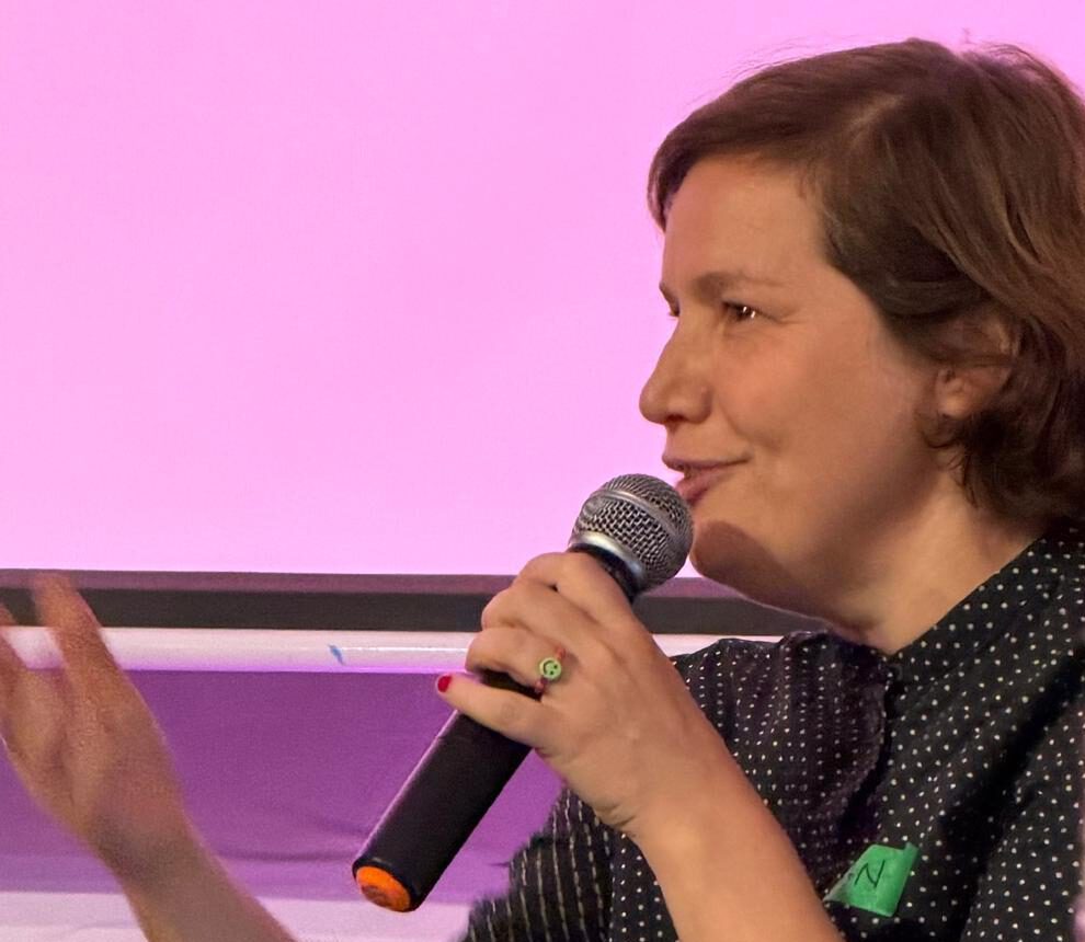Susan Hinterding im Bühnengespräch, mit Mikrofon in der Hand